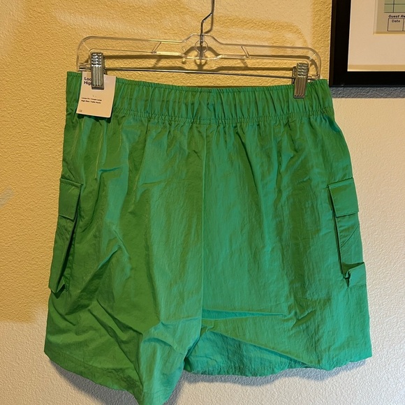 Nike Women's Green Cargo Shorts size medium - Picture 4 of 4